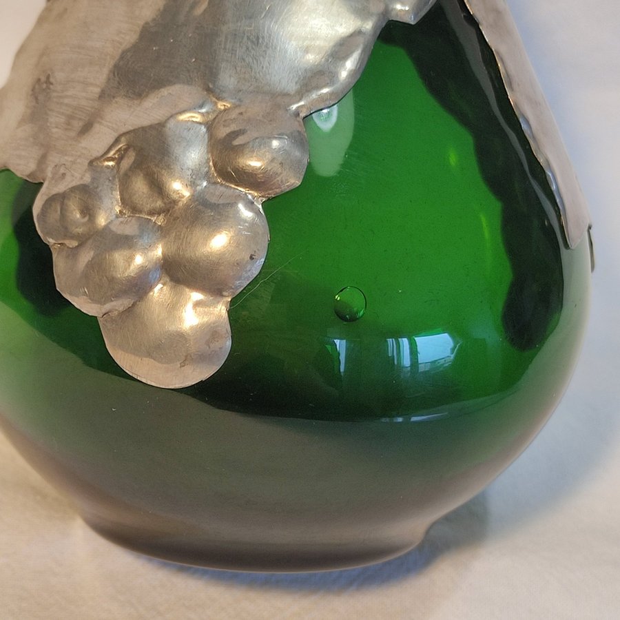 Jugend karaff i grönt glas med glaspropp och dekor i tenn