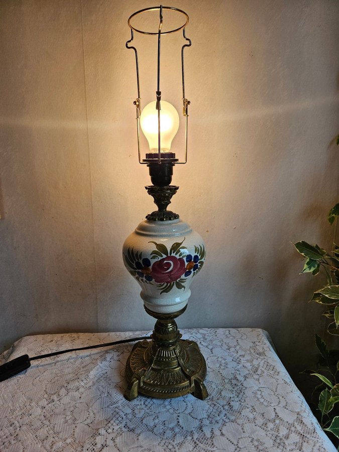 VINTAGE PAMPIG ITALIENSK BORDSLAMPA AV MÄSSING/KERAMIK