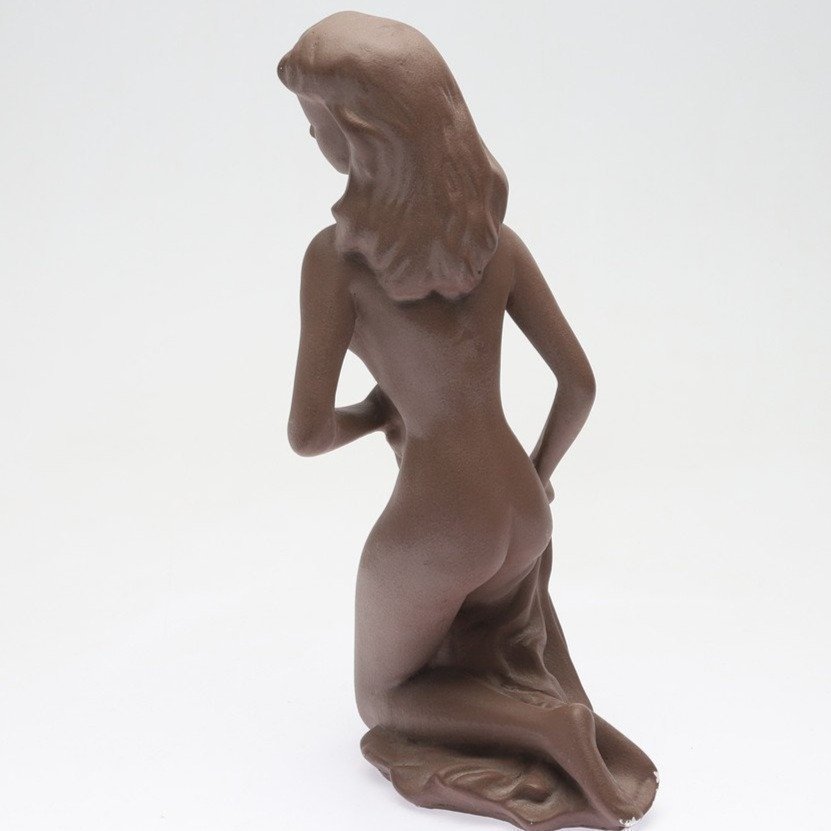 Figurin / Skulptur Sittande kvinna patinerat gips 1900-tal