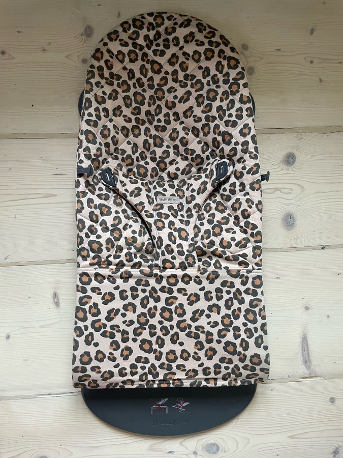 Babysitter Bliss Leopard Beige Babybjörn