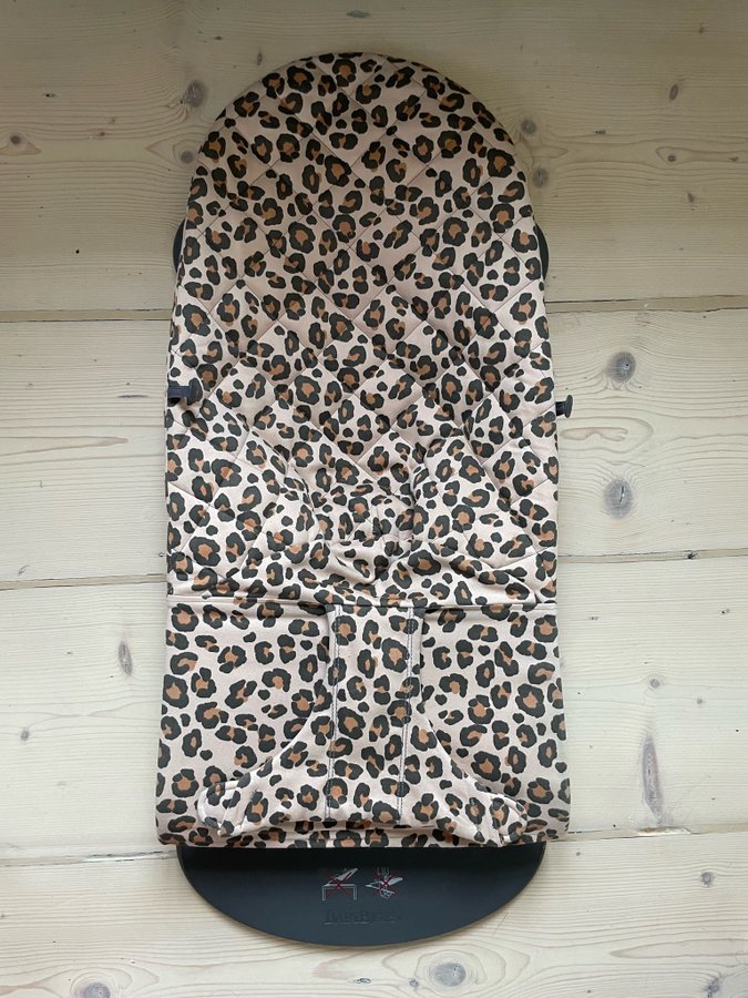 Babysitter Bliss Leopard Beige Babybjörn