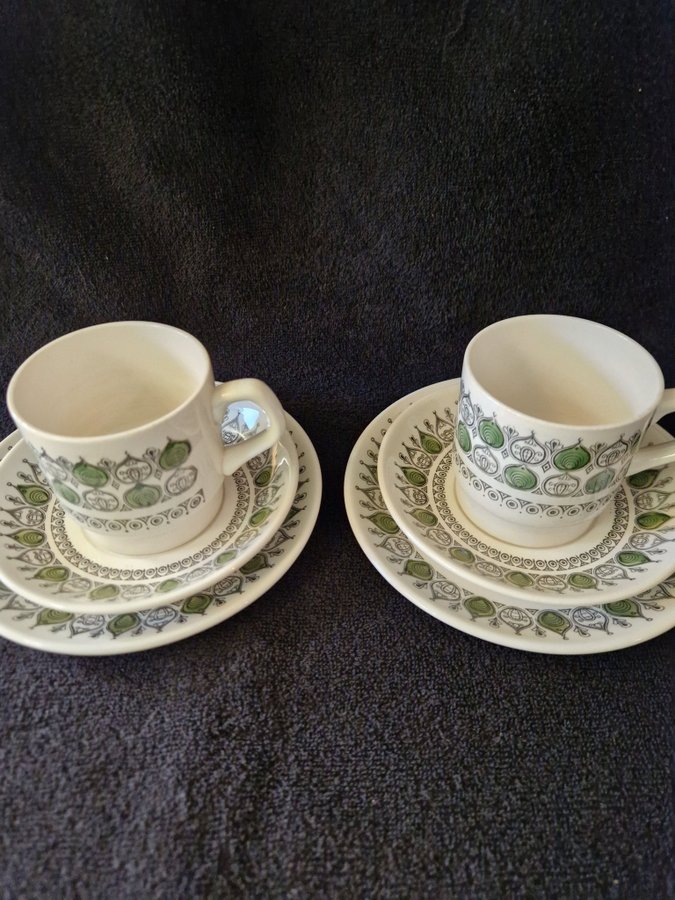 2 st koppar med fat och assiette (6 delar) från Bilton Staffordshire "Teardrops"