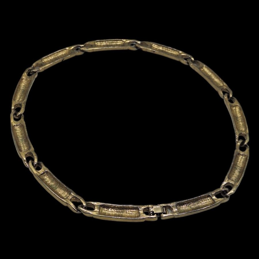 Halsband med emaljerade delar i svart och cremefärg