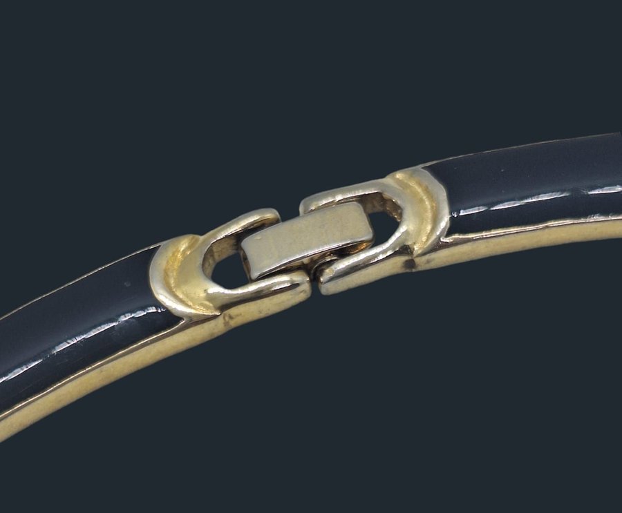 Halsband med emaljerade delar i svart och cremefärg