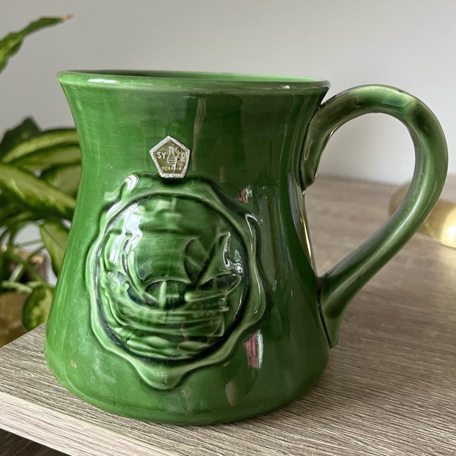 Syco keramik stor mugg / kruka i härlig grön färg med ett skepp som motiv