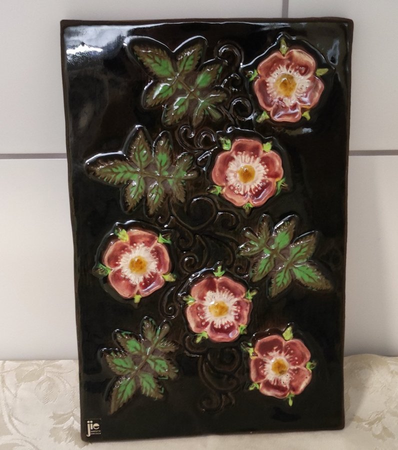 JIE fin keramik tavla med blommor dekor