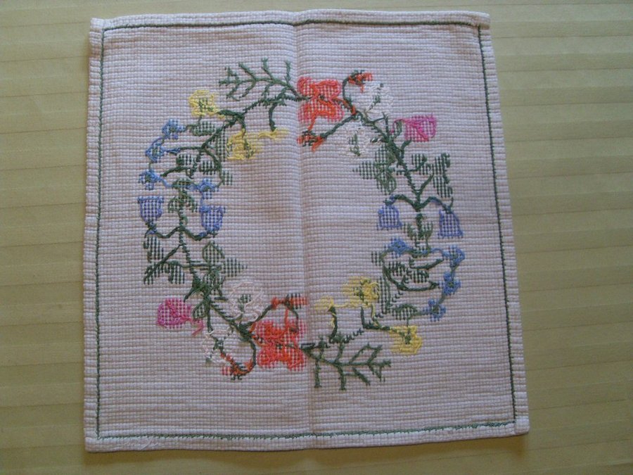 EN DUK/TABLETT I BOMULLSAIDA MED VÅR OCH SOMMARBLOMMOR 335 x 335 CM