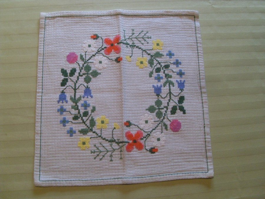 EN DUK/TABLETT I BOMULLSAIDA MED VÅR OCH SOMMARBLOMMOR 335 x 335 CM