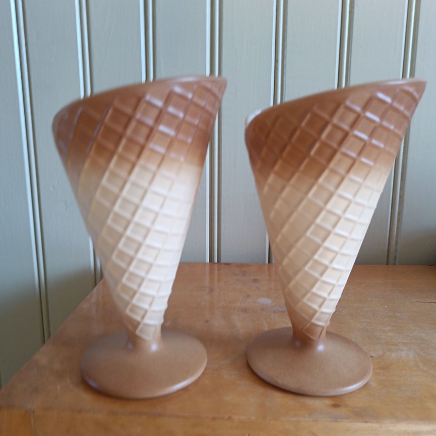 Retro två äldre strutformade skålar för glass efterätt Made in Italy