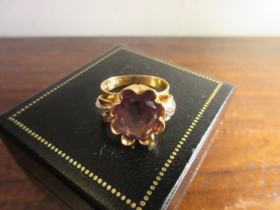 VINTAGE GULD RING 18K ENGELBERT AMETIST/VITA STENARHE KATTFOT 18K A9 (1951)