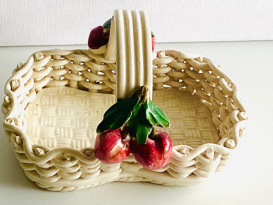 vacker retro porslinskorg  med körsbär hantverksarbete made in Italy