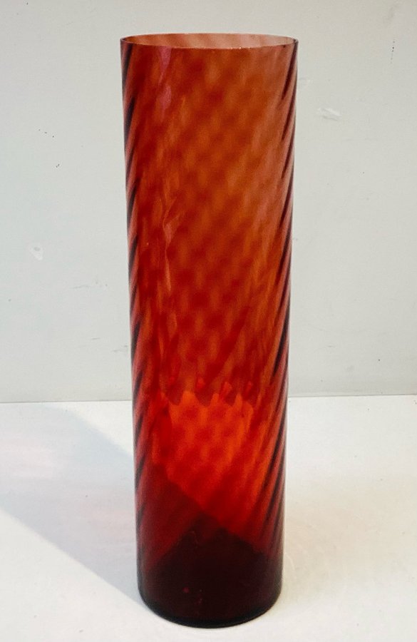 Retro Vintage Stor Vacker Optikblåst Röd Vas från Lindshammar glasbruk fint skic