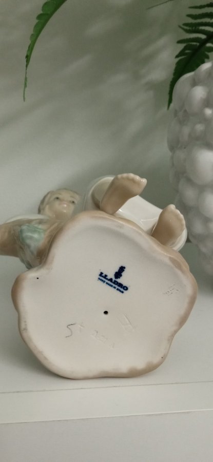 Porslinfigur pojke på stubbe med en bok i knä Lladro Spain