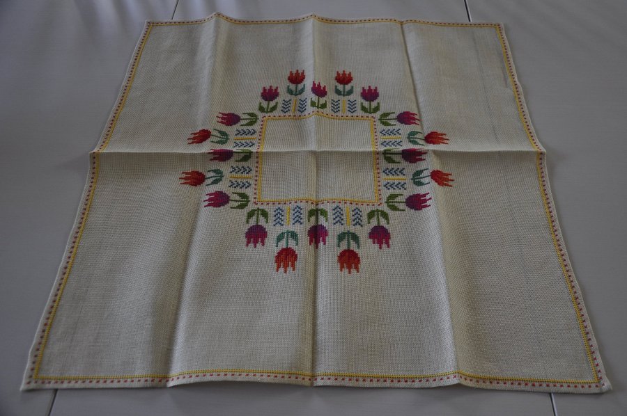 Liten handbroderad duk i linne 68x68 cm