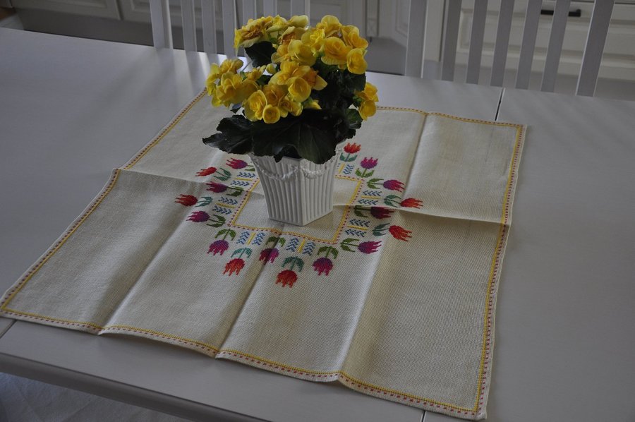 Liten handbroderad duk i linne 68x68 cm