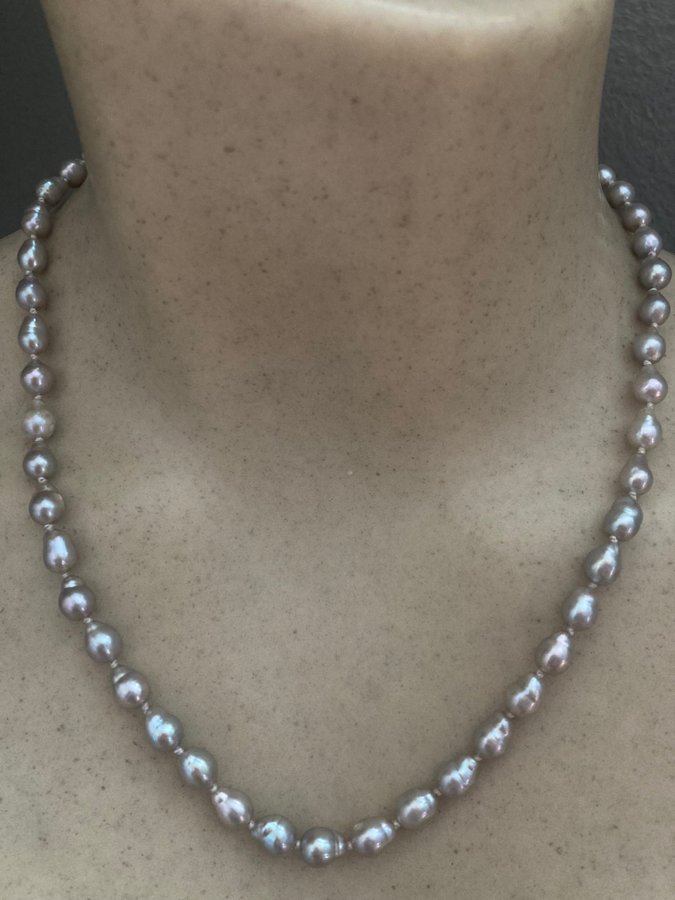 Underbar pärlkedja med äkta odlade silver färgade pärlor m kraftig irisering