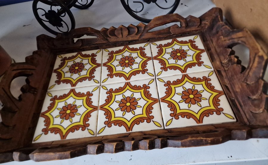 Vintage träbricka med dekorativa keramikplattor