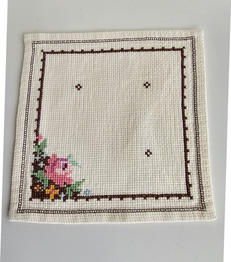 Två små dukar och en löpare handbroderade 2 st 17×17 cm och 1 st 22×43 cm