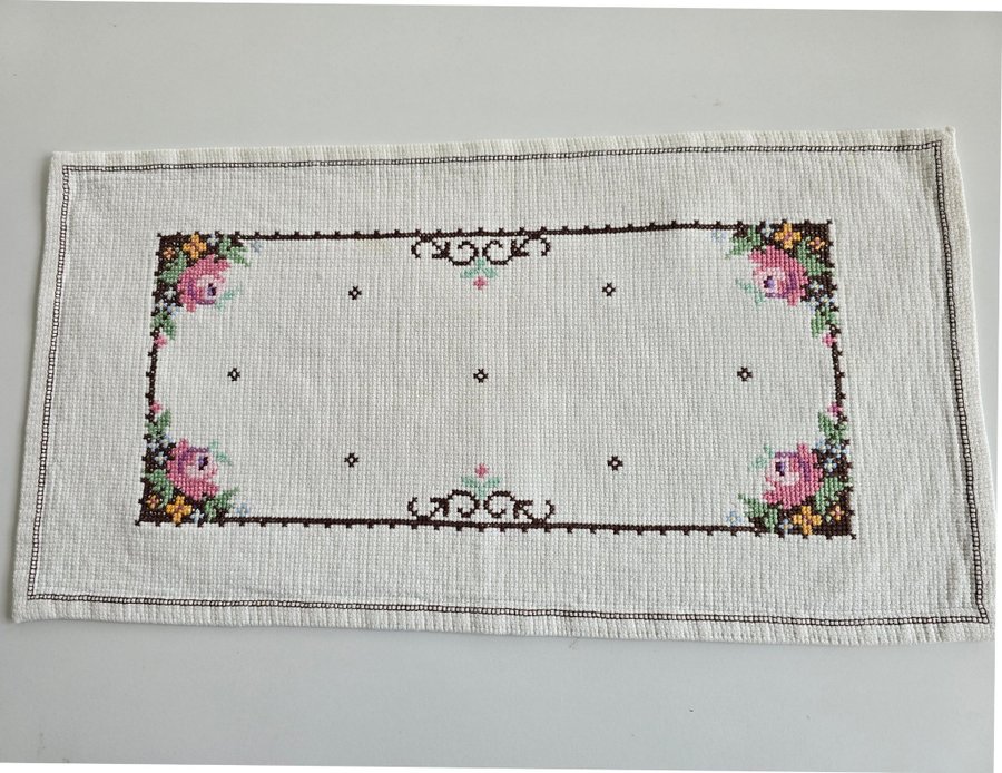 Två små dukar och en löpare handbroderade 2 st 17×17 cm och 1 st 22×43 cm