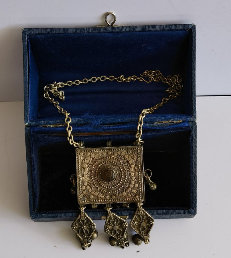 Vintage amulett halsband saudi Arabia eller jemenitisk beduin från 1837 tal