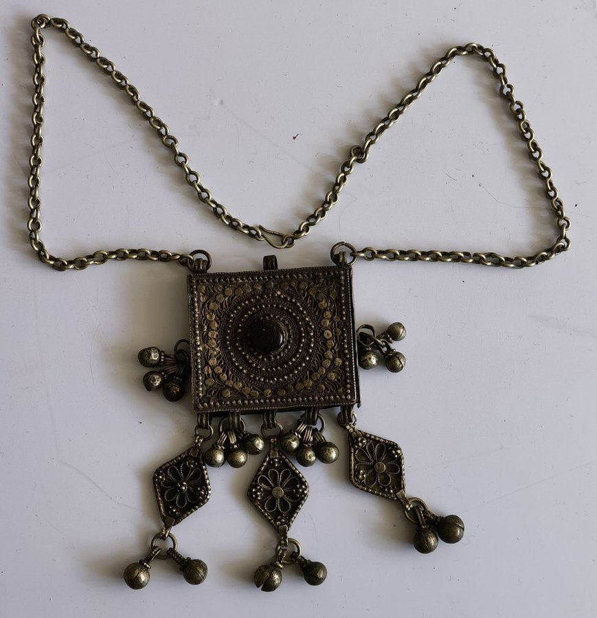 Vintage amulett halsband saudi Arabia eller jemenitisk beduin från 1837 tal