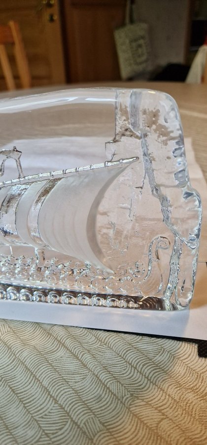 1 glasblock vikingaskepp Kosta Boda glasb- Målerås Mats Jonasson vikt 3455 gram