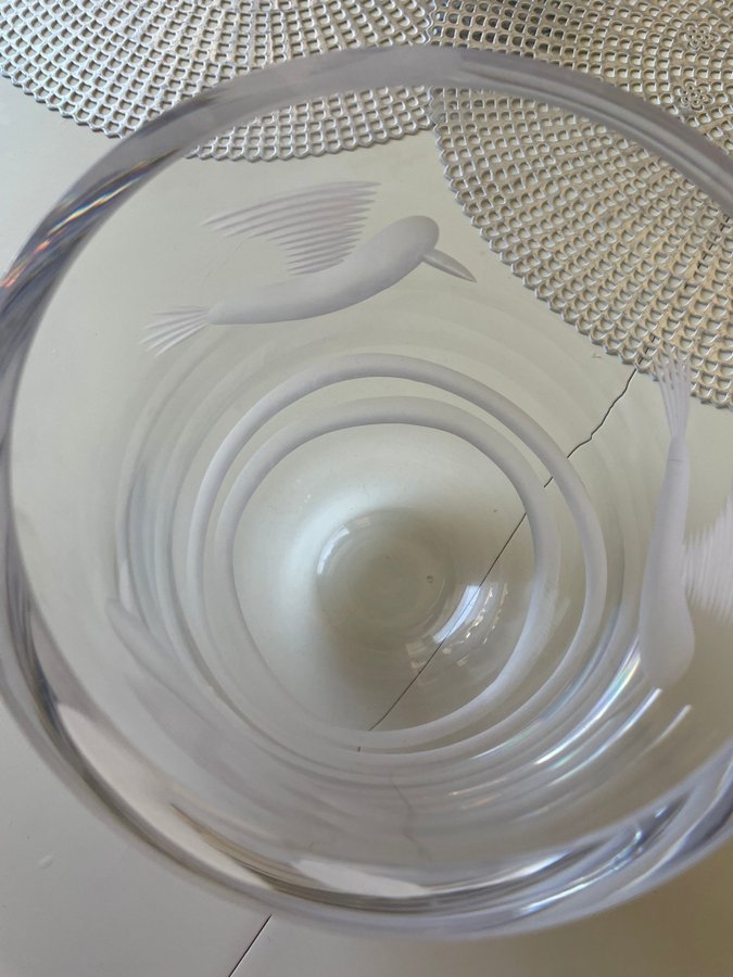 KOSTA BODA Kristallstor vacker vas med slipad dekor av fåglar Etikettmärkt
