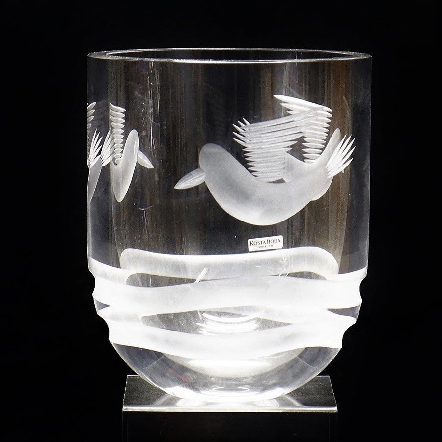 KOSTA BODA Kristallstor vacker vas med slipad dekor av fåglar Etikettmärkt