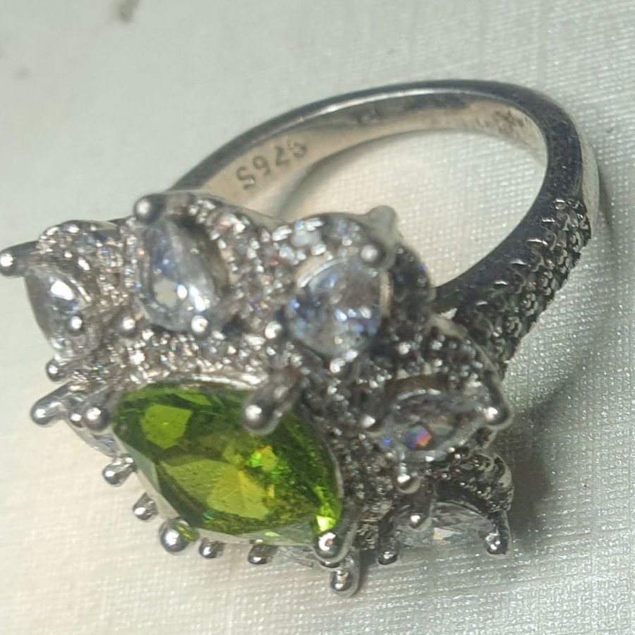 Äkta silver sterling ring med grön ädelsten peridot