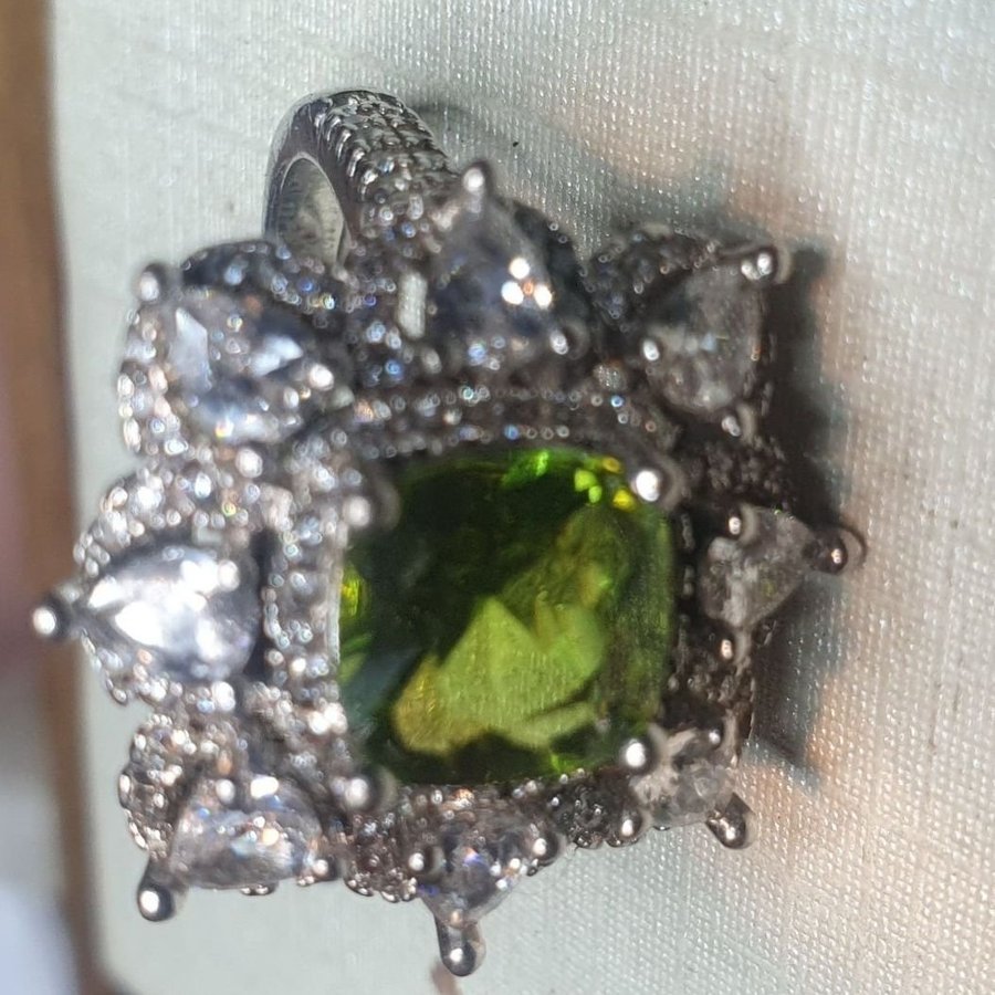 Äkta silver sterling ring med grön ädelsten peridot