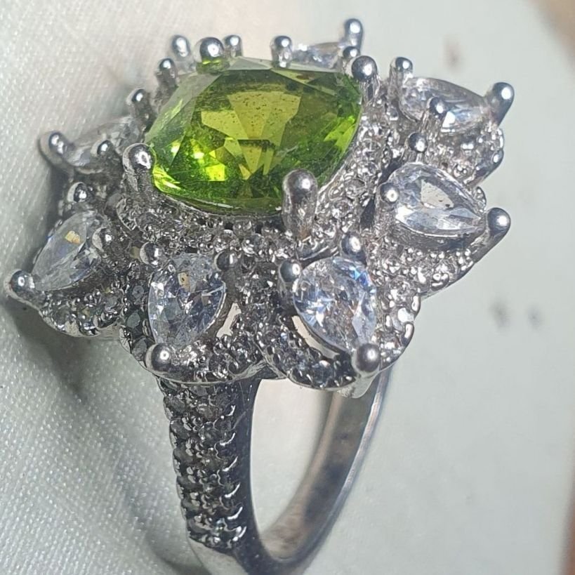 Äkta silver sterling ring med grön ädelsten peridot