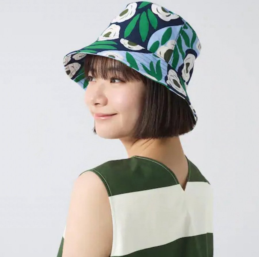 Marimekko x Uniqlo Ruukku blå grön blommig bucket hat hatt solhatt