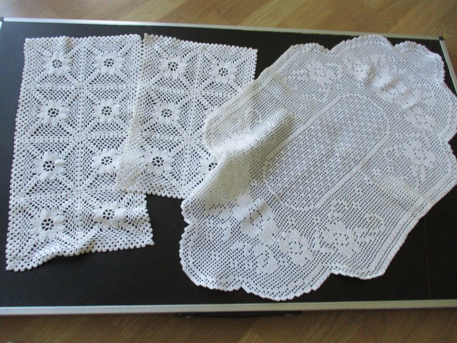 REA ÄLDRE FEM VIRKADE DUKAR VITT HANTVERK DUK NYSKICK LACE VINTAGE 80 KR