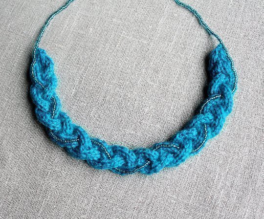 Stickat blått halsband med pärlor