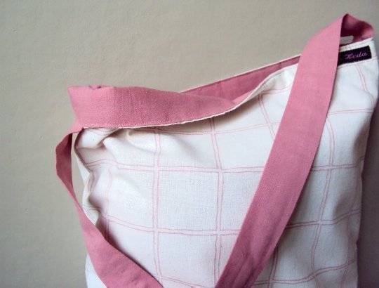 Vändbar väska i rosa och vitt i bomullstyg