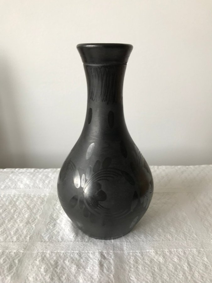 Vas i svart keramik Ungerskt hantverk från Transsylvanien Signerad Hungary