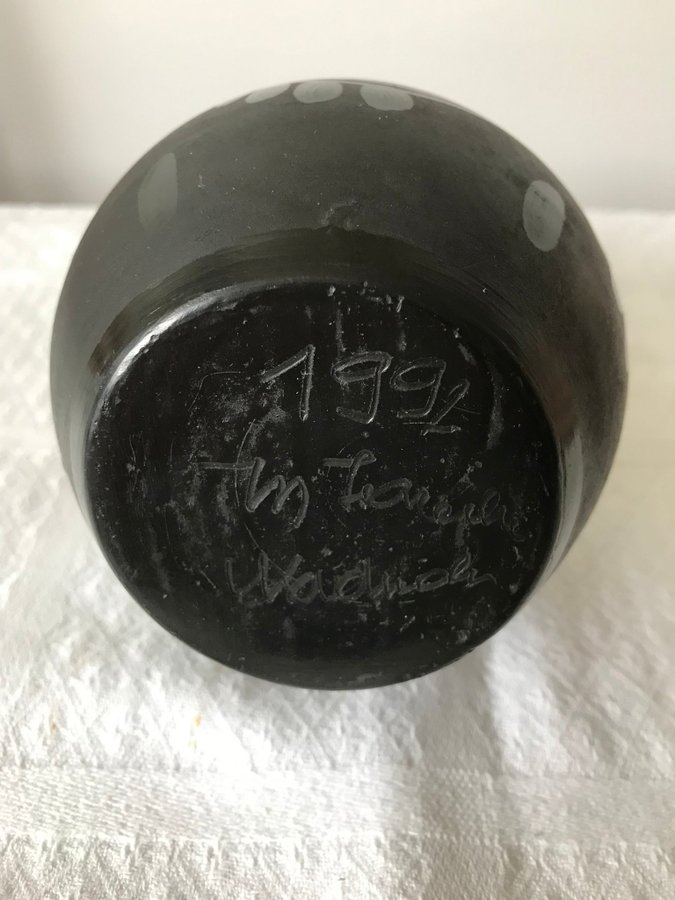 Vas i svart keramik Ungerskt hantverk från Transsylvanien Signerad Hungary