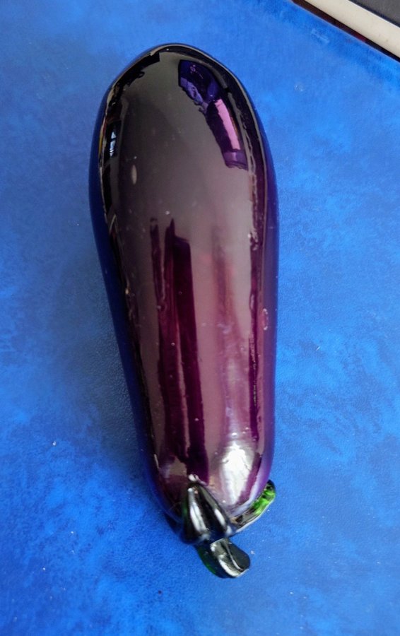 HANDBLÅST GLAS AUBERGINE MURANO STYLE - VEGETABILISK MAT DEKORATION