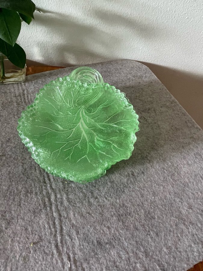 6 Stycken Små Tallrikar - Uran Glas - Uran - Gröna fat - Löv dekor - Art Deco