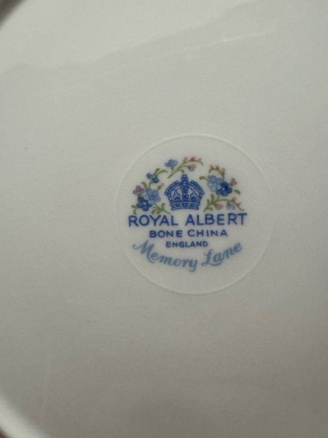 Royal Albert ”Memory Lane”Bone China England 3st assietterna
