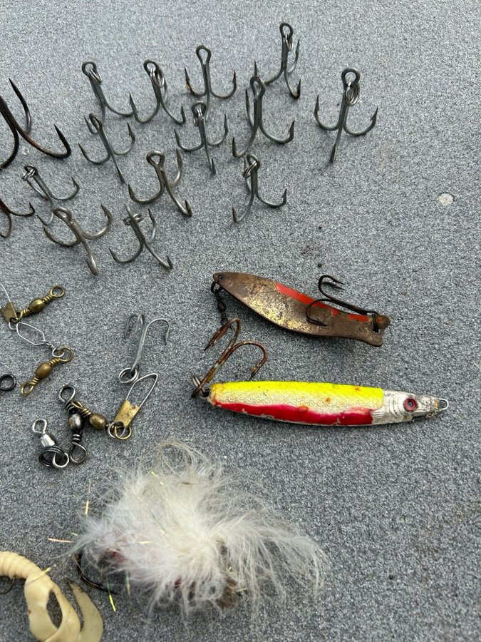 Diverse fiskegrejer krokar drag sänken mm