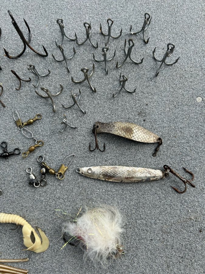 Diverse fiskegrejer krokar drag sänken mm