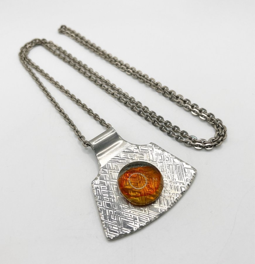 Snyggt halsband i vitmetall med bärnstensfärgat glas från 1960-talet