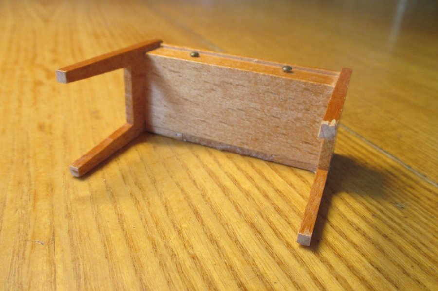 Dockmöbler: Äldre toalettbord/sminkbord i trä
