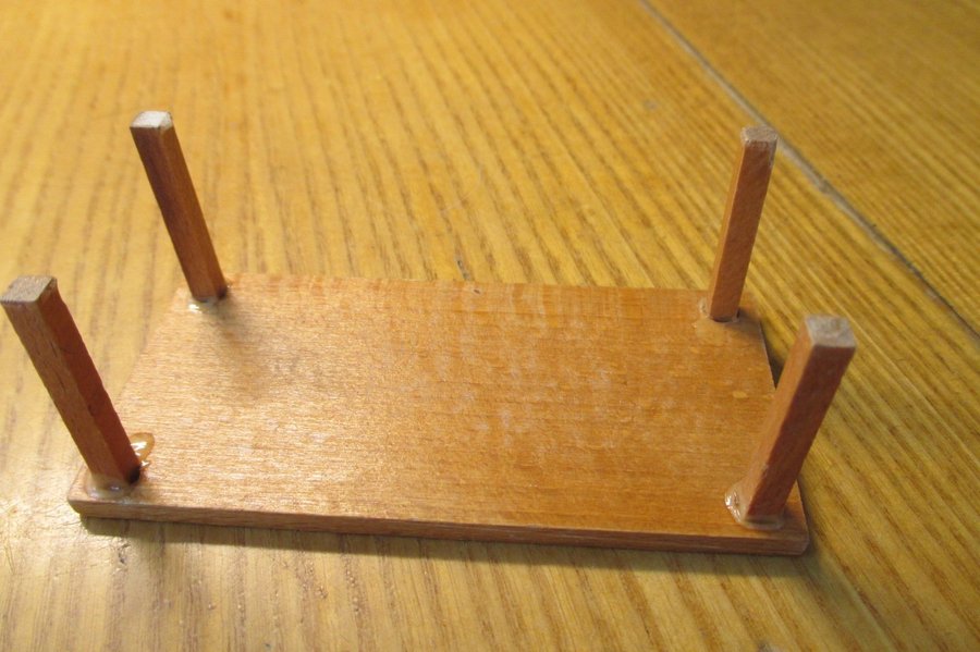 Dockmöbler: Äldre brunt soffbord i trä