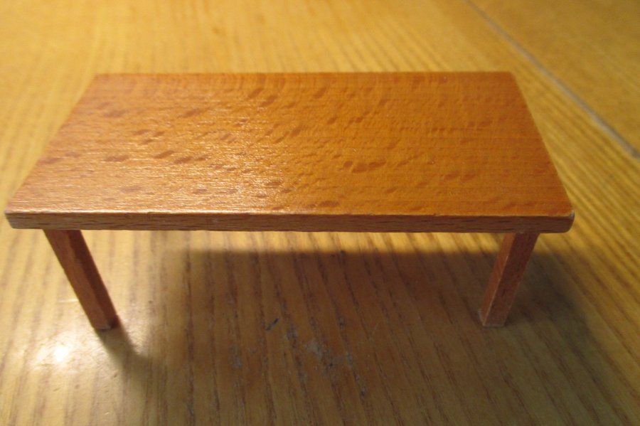 Dockmöbler: Äldre brunt soffbord i trä