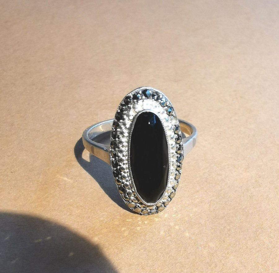 Silver ring stämplat 16 25 mm Svart sten med markasiter