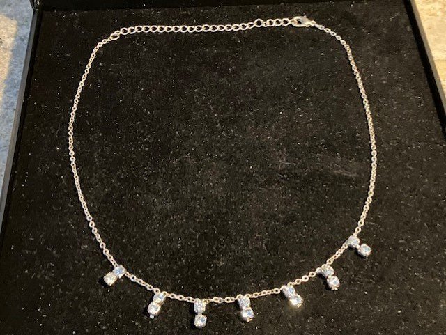 Elegant halsband med vita stenar Ca 39 cm lång reglerbart