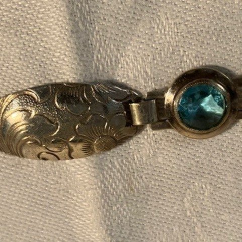 Vackert arbetat armband med blå stenar Längd ca 19 cm