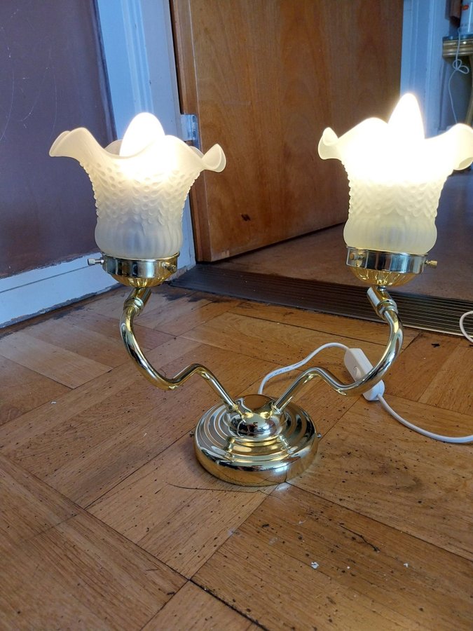 Retro Vägglampa/sänglampa i mässing och frostad lampkupa i glas från OVI